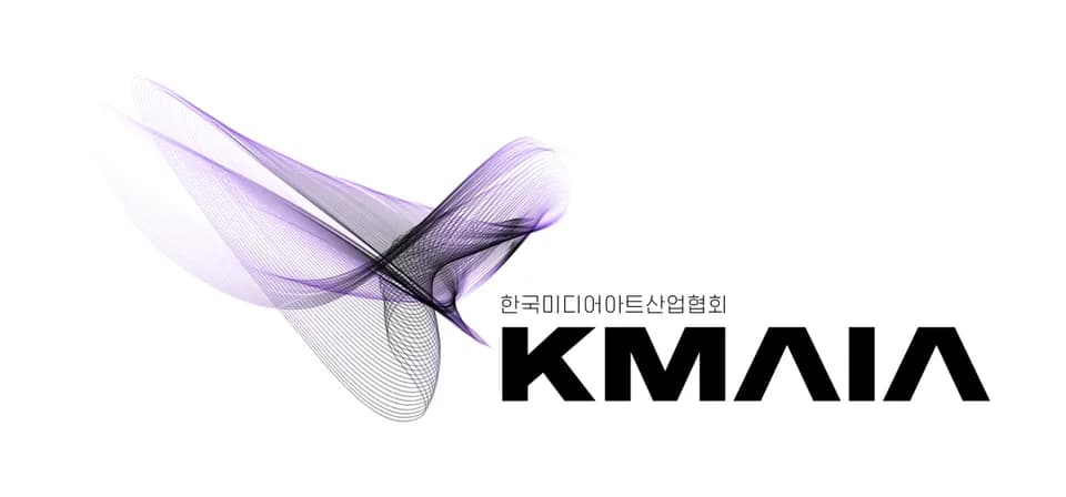 KMAIA 브랜드마크 메인 컬러 · 흰 바탕